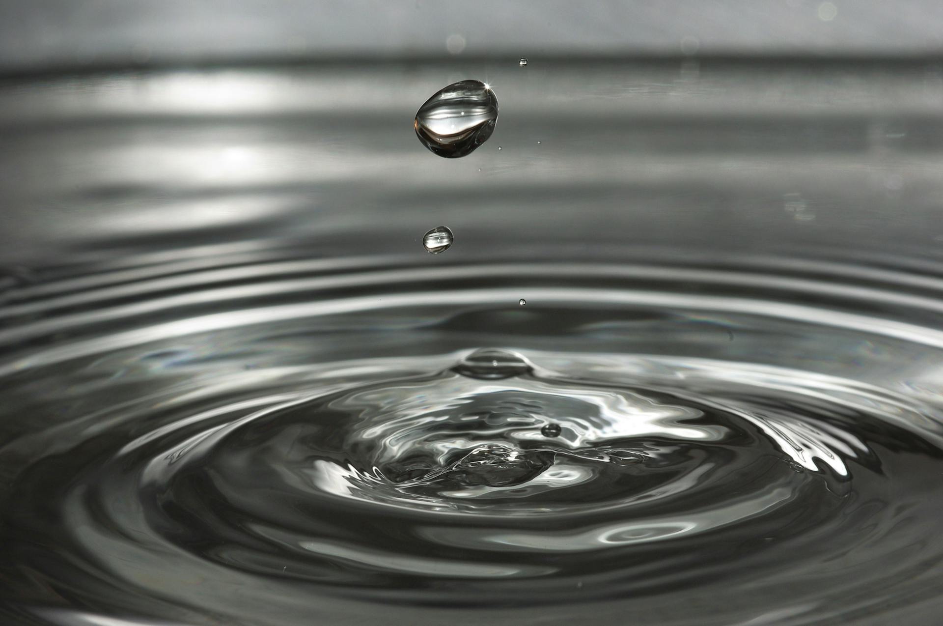 Ripples expanding in clear water, a metaphor for how a single worry can create endless looping thoughts during autistic rumination.